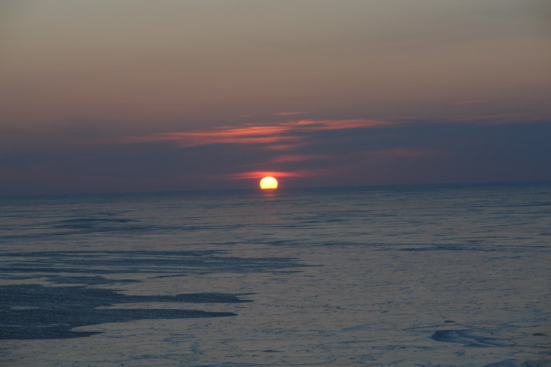 Охотское море зимой, перед восходом солнца в Декабре 2006 года. о.Сахалин 